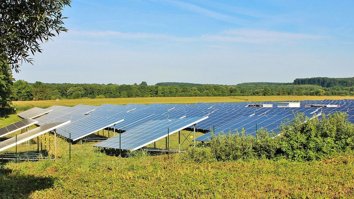 Itt van, mely cégek közül választhat, aki a pesti börzén a napenergia-szektort keresi