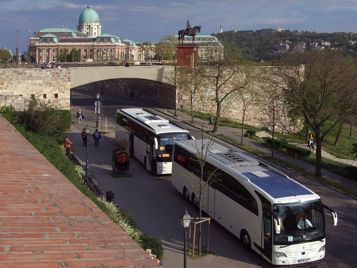 Budapest, 2015. április 19.Külföldi turistákat szállító autóbuszok parkolnak a Budai Vár Fehérvári kapujánál. A háttérben Görgey Artúr 1848-49-es főparancsnok lovas szobra és a Budavári Palota részlete, a távolban a Gellért-hegy a Szabadság-szoborral.MTVA/Bizományosi: Jászai Csaba ***************************Kedves Felhasználó!Az Ön által most kiválasztott fénykép nem képezi az MTI fotókiadásának, valamint az MTVA fotóarchívumának szerves részét. A kép tartalmáért és a szövegért a fotó készítője vállalja a felelősséget.