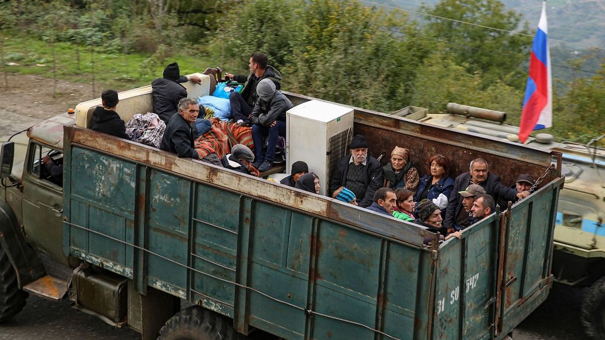 Lacin, 2023. szeptember 26.
Hegyi-karabahi örmény menekültek teherautón érkeznek az Örményországot Hegyi-Karabahhal összekötő Lacini-folyosó ellenőrzőpontjához 2023. szeptember 26-án. Legkevesebb ötezer ember kelt át az örmény határon azt követően, hogy Azerbajdzsán szeptember 19-én „terrorelhárító” műveletet indított a főként örmények lakta, Azerbajdzsánhoz tartozó szakadár dél-kaukázusi Hegyi-Karabahban. A Lacini-folyosó Örményország és Hegyi-Karabah között az egyetlen közvetlen szárazföldi összeköttetés. Hegyi-Karabah szakadár régió négy évtizede területi vita tárgya Azerbajdzsán és Örményország között, amely két háborúhoz is vezetett.
MTI/EPA/Roman Iszmajilov