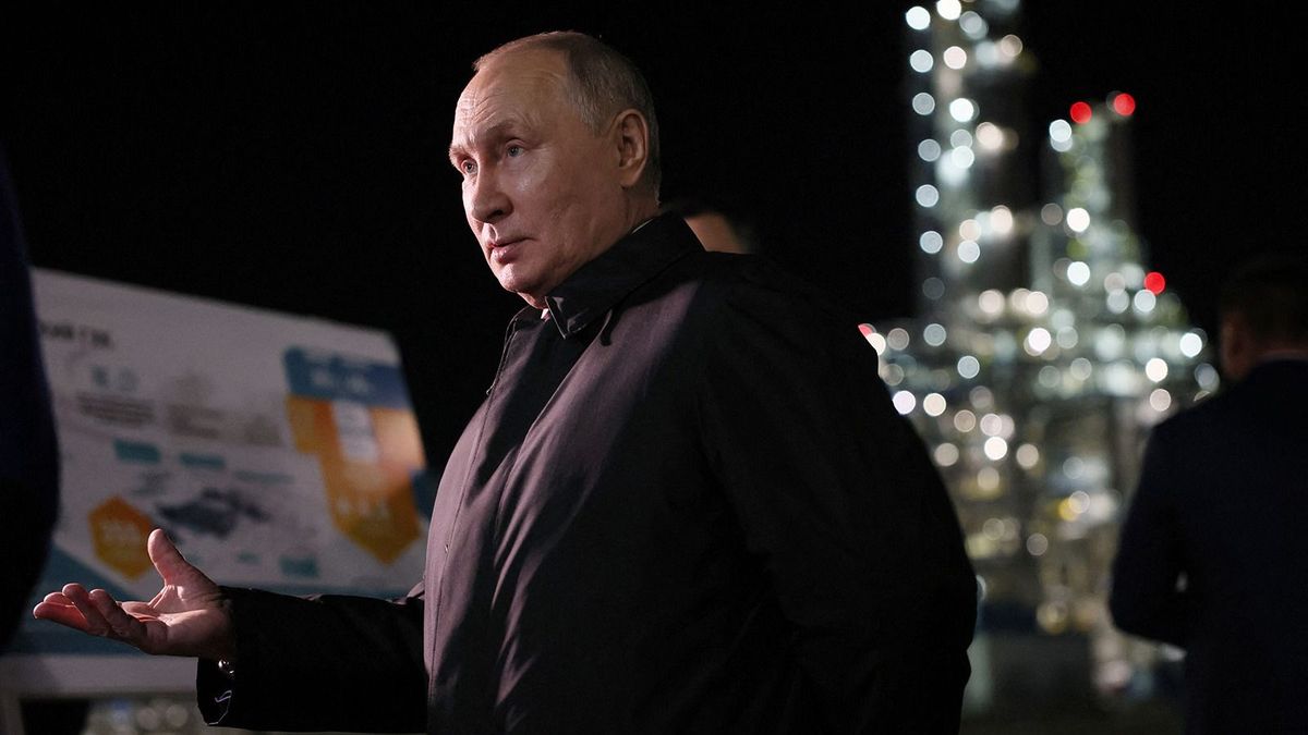 Vlagyimir Putyin orosz gáz- és olajipari vezetőkkel utazik Kínába