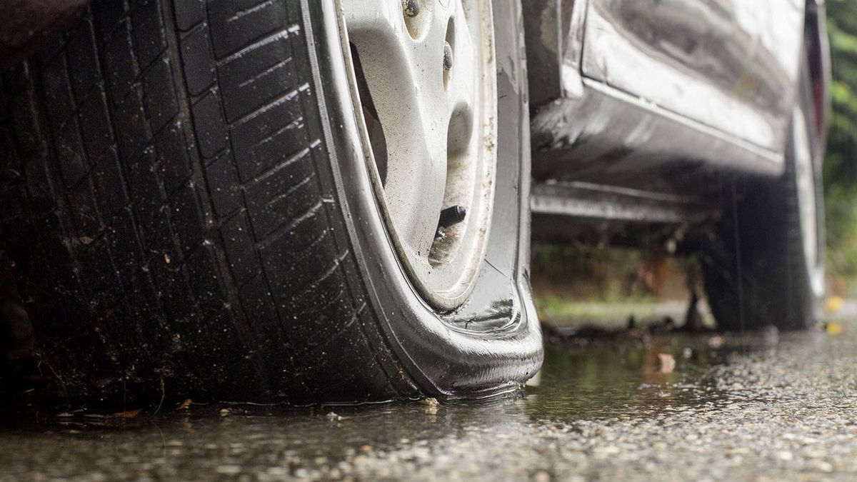 A finnek rájöttek, miért durran ki az elektromos autók abroncsa