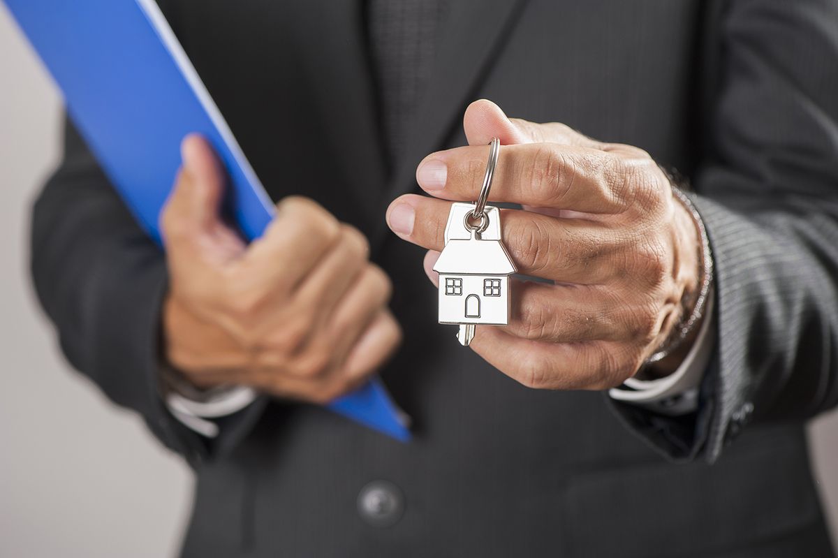Real,Estate,Agent,Handing,Over,House,Keys
Real estate agent handing over house keys