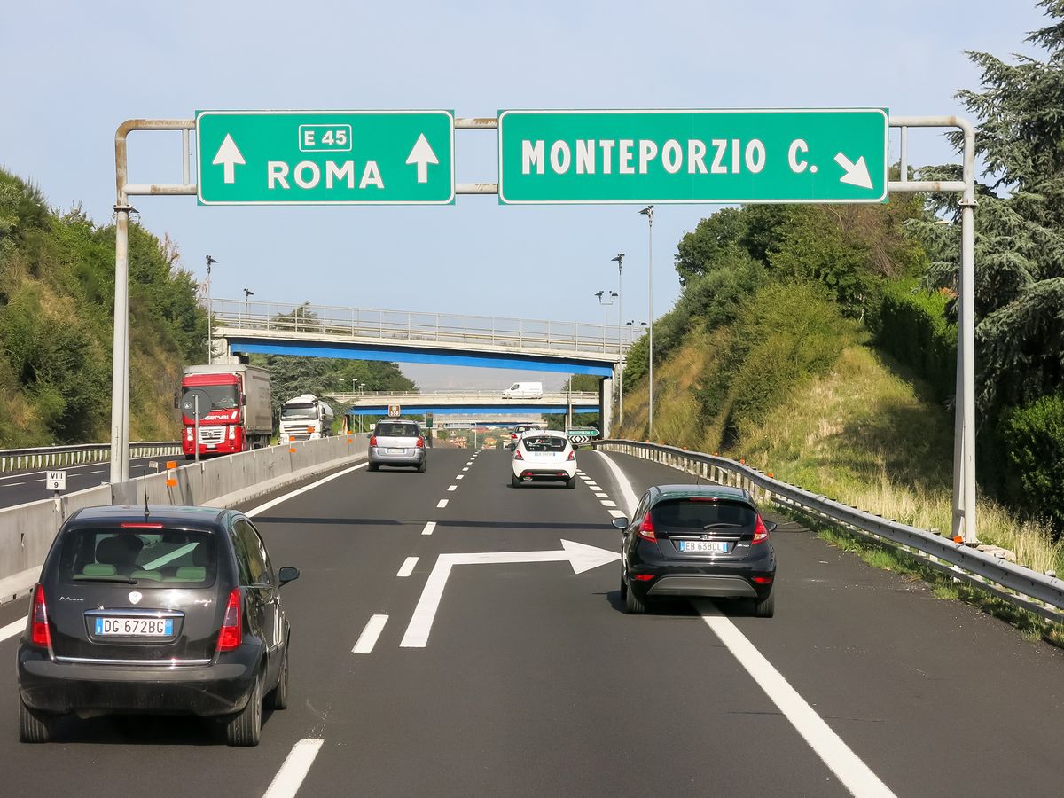 Rome,,Italy,-,Jul,29,,2013:,Traffic,On,Italian,Autostrada