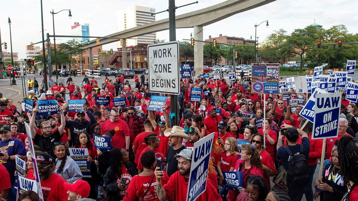 A vezérigazgatók fizetésemelésével érvelnek az autógyári sztrájkolók