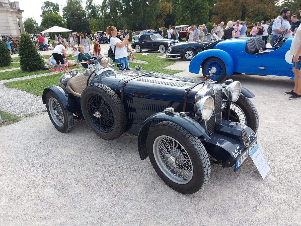 Festetics Concours d’Elegance
Az esemény egyetlen autós szponzora, a Maserati Wallis Motor jóvoltából a sajtó neves képviselői is részt vettek a rendezvényen. A versenyre nevezett járműveket a sajtó munkatársai is zsűrizték, ők ítélték oda a Sajtó Különdíjat: az elismerést az MG Car gyártmányú, 1933-as L-Type Special modell kapta. A díjon felül a győztes autó tulajdonosa egy hétvégi pihenést is nyert két fő részére a Hotel Vinifera Wine&Spa-ba, ahová a szponzor jóvoltából egy Maseratival érkezhet majd.
kapott képek