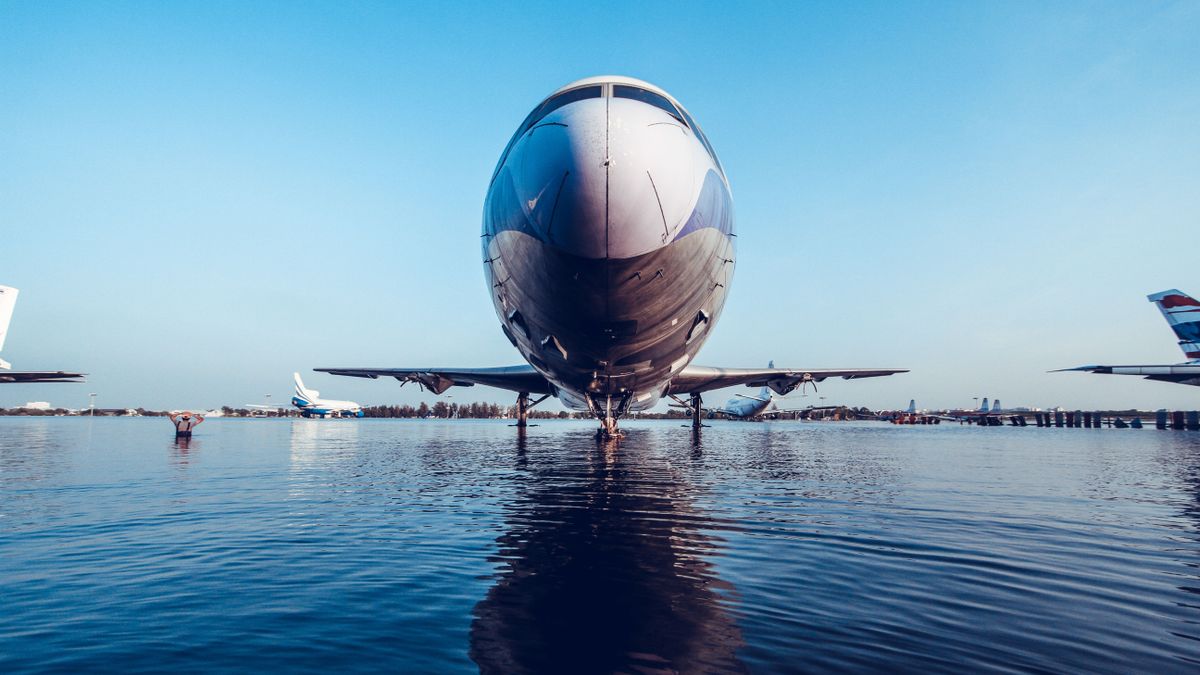 Olvadó aszfalt, elárasztott kifutó, tönkrement elektronika – a repülőterek is szembesültek a klímaváltozás negatív hatásaival