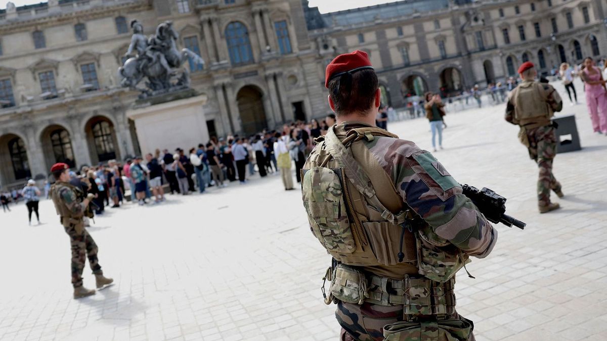 Rendkívüli biztonsági intézkedések a pápa és a brit uralkodó látogatása alatt Franciaországban