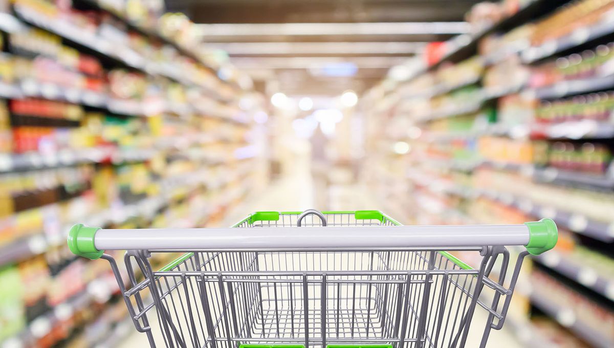 Supermarket,Shelves,Aisle,With,Empty,Shopping,Cart,Defocused,Interior,Blur