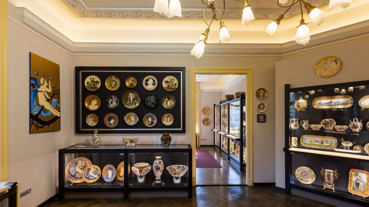 Megnyitotta a tehetős üzletember a saját villáját és közkinccsé teszi Zsolnay-gyűjteményét