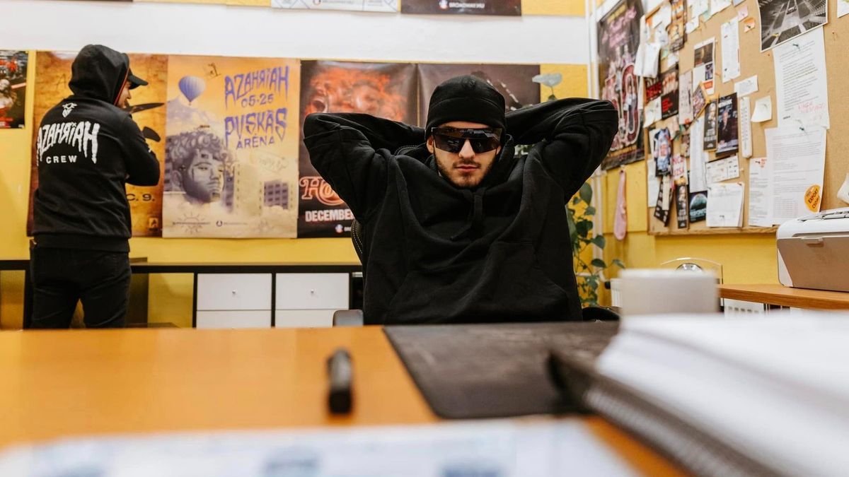 Egész Európa Azahriah-ra figyel: Bécstől Londonig teltház várja a magyar popsztárt – indul a turné