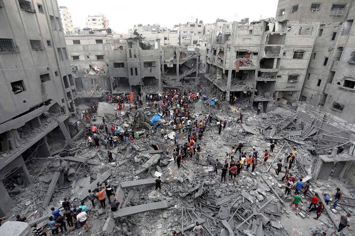 Gáza, 2023. október 27.
Izraeli légitámadásban lerombolt házak romjai Gázában 2023. október 27-én. A Gázai övezetet irányító Hamász palesztin iszlamista szervezet október 7-én többfrontos támadást indított Izrael ellen, az izraeli légierő azóta támadja a Hamász katonai létesítményeit a palesztinok lakta övezetben. Izraelben több mint 1400 ember életét vesztette, az izraeli válaszcsapások több mint 7000 palesztin halálát okozták a Gázai övezetben.
MTI/AP/Abed HaledGáza, 2023. október 27.Izraeli légitámadásban lerombolt házak romjai Gázában 2023. október 27-én. A Gázai övezetet irányító Hamász palesztin iszlamista szervezet október 7-én többfrontos támadást indított Izrael ellen, az izraeli légierő azóta támadja a Hamász katonai létesítményeit a palesztinok lakta övezetben. Izraelben több mint 1400 ember életét vesztette, az izraeli válaszcsapások több mint 7000 palesztin halálát okozták a Gázai övezetben.MTI/AP/Abed Haled