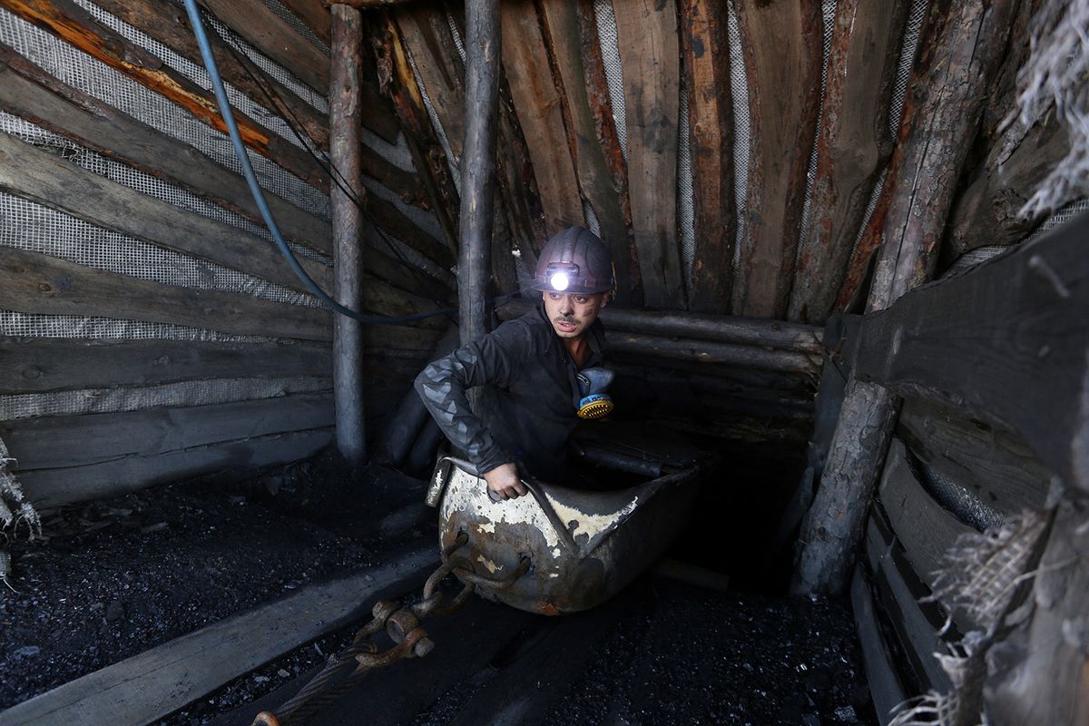 Sasha, a 28-year-old miner, uses a cast-iron bathtub to rise up from "kopankas", a small illegal coal mine in Shakhtarsk, Donetsk region, on September 22, 2016. You either steal, fight or dig." These are the stark choices that led a lean 28-year-old to risk his life on a daily basis by working in an illegal coal mine in Ukraine's war-torn industrial east. The sooty-faced man agreed to identify himself only as Sasha to protect his safety when talking about "kopankas" -- pits that scatter the coal-mining region of the pro-Russian rebels who revolted against Western-backed Kiev in April 2014. (Photo by Oleksii FILIPPOV / AFP)
Szénbányákban dolgoztatják a rabokat Ukrajnában, szénbánya, orosz-ukrán háború