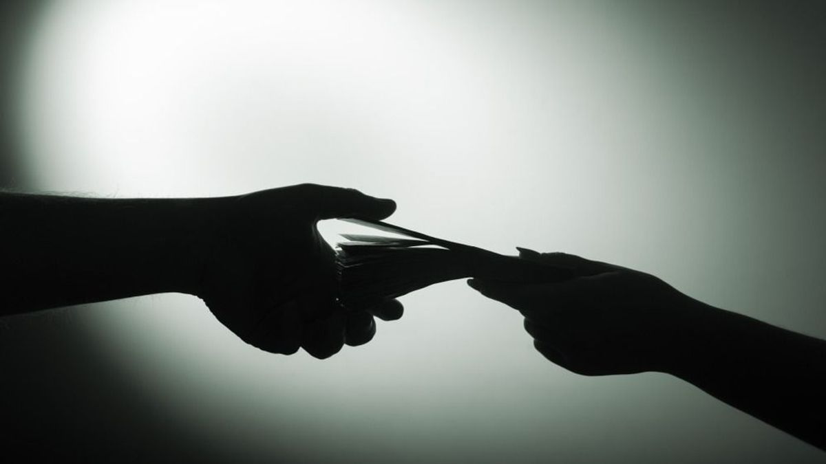 Korrupció miatt emeltek vádat egy volt NAV-os felsővezető ellen