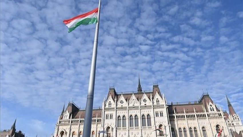 Orbán hamarosan megszólal, és egy felindult világban kell elhelyeznie 1956-ot és Magyarországot