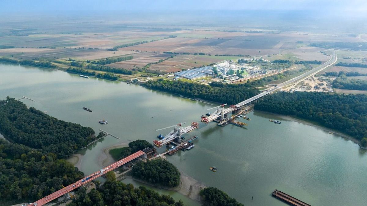 Pár hónapon belül összeér Magyarország legújabb hídja – képek