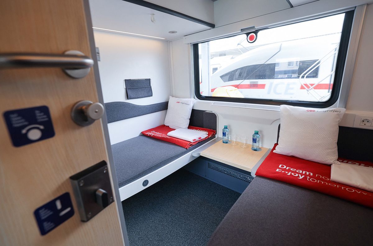 New night train of the Austrian Federal Railways
11 July 2022, Hamburg: A compartment in the new "couchette car comfort" of the Nightjet of the Austrian Federal Railways is seen during a media event at Altona station. Together with Deutsche Bahn (DB), ÖBB (Austrian Federal Railways) presented its modernized couchette car on Monday. The night train operates on the Vienna/Innsbruck - Hamburg route. Photo: Julian Weber/dpa (Photo by Julian Weber / DPA / dpa Picture-Alliance via AFP)