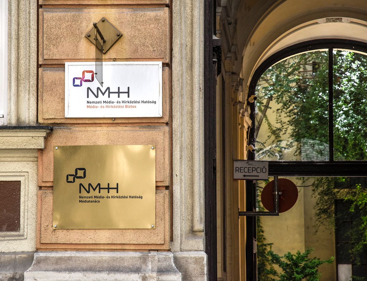 Budapest, 2022. június 22.Cégtáblák a Nemzeti Média- és Hírközlési Hatóság (NMHH) Médiatanácsa székhelyének bejáratánál a főváros VIII. kerületében, a Reviczky utcában. A Médiatanács elsődleges feladata, hogy biztosítsa a demokratikus nyilvánosság működését a médiában, megteremtse és fenntartsa a közönség és a médiumok érdekei közti egészséges egyensúlyt, és egyúttal korrekt szakmai partnere legyen a piaci szereplőknek, szakmai szervezeteknek.MTVA/Bizományosi: Róka László ***************************Kedves Felhasználó!Ez a fotó nem a Duna Médiaszolgáltató Zrt./MTI által készített és kiadott fényképfelvétel, így harmadik személy által támasztott bárminemű – különösen szerzői jogi, szomszédos jogi és személyiségi jogi – igényért a fotó szerzője/jogutódja közvetlenül maga áll helyt, az MTVA felelőssége e körben kizárt.Budapest, 2022. június 22.
Cégtáblák a Nemzeti Média- és Hírközlési Hatóság (NMHH) Médiatanácsa székhelyének bejáratánál a főváros VIII. kerületében, a Reviczky utcában. A Médiatanács elsődleges feladata, hogy biztosítsa a demokratikus nyilvánosság működését a médiában, megteremtse és fenntartsa a közönség és a médiumok érdekei közti egészséges egyensúlyt, és egyúttal korrekt szakmai partnere legyen a piaci szereplőknek, szakmai szervezeteknek.
MTVA/Bizományosi: Róka László 
***************************
Kedves Felhasználó!
Ez a fotó nem a Duna Médiaszolgáltató Zrt./MTI által készített és kiadott fényképfelvétel, így harmadik személy által támasztott bárminemű – különösen szerzői jogi, szomszédos jogi és személyiségi jogi – igényért a fotó szerzője/jogutódja közvetlenül maga áll helyt, az MTVA felelőssége e körben kizárt.