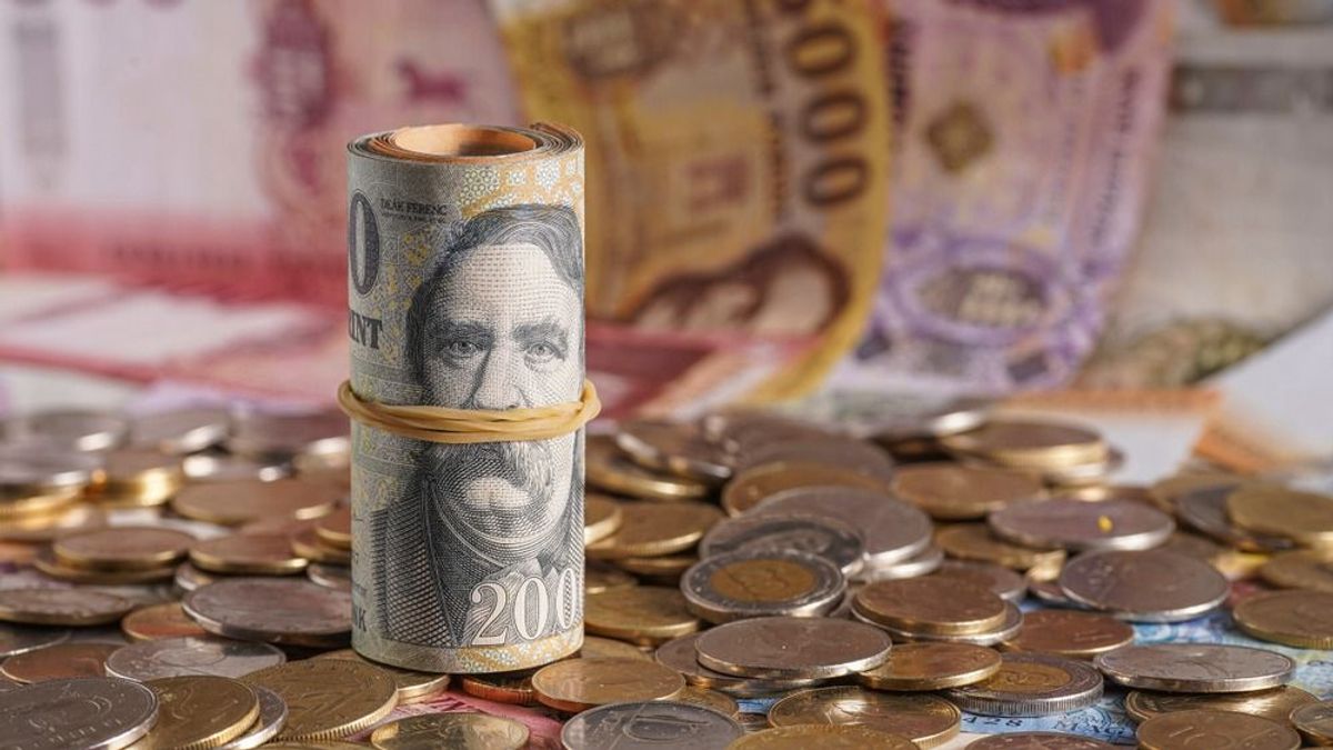 Faltól falig sávozva keresi az irányt a forint