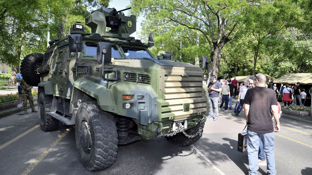 Katonai konvojok lepik el a magyar utakat a hétvégén, vasárnap az égboltot is érdemes lesz figyelni