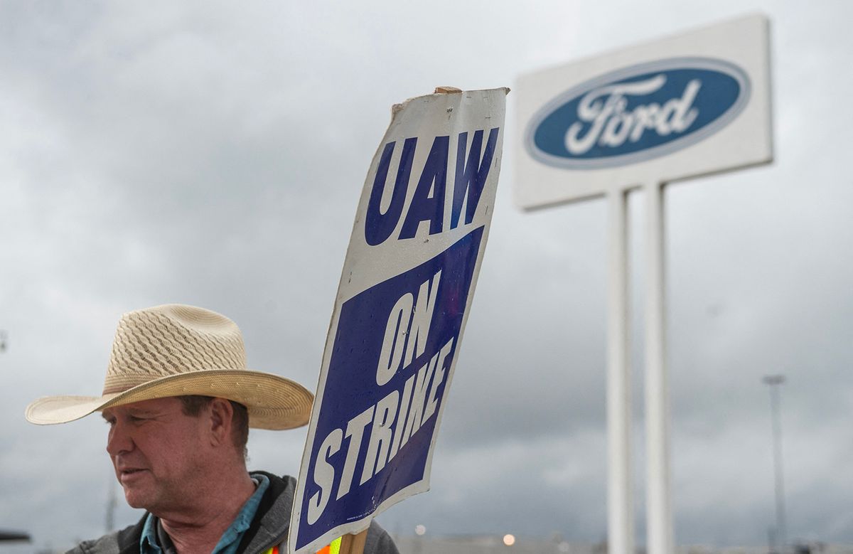 Members of the United Auto Workers (UAW) pickett outside of the Michigan Parts Assembly Plant in Wayne, Michigan amid rumors that US President Joe Biden may stop by during his visit to Michigan to stand on the pickett lines with UAW workers in Detroit, Michigan on September 26, 2023. Biden traveled to Michigan to lend his support to the striking UAW workers a day before former president Donald Trump was scheduled to visit and hold a rally for UAW workers. (Photo by Matthew Hatcher / AFP)