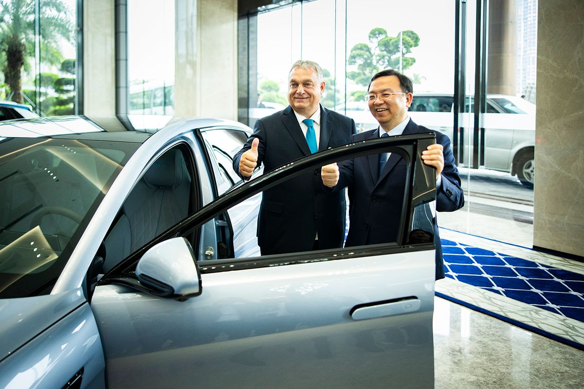 ORBÁN ViktorSencsen, 2023. október 19.
A Miniszterelnöki Sajtóiroda által közreadott képen Orbán Viktor miniszterelnök (b) és Vang Csuan-fu, a világ legnagyobb elektromosautó-gyártó cége, a kínai BYD alapító-elnöke (j) a BYD autógyárban, a dél-kínai Sencsenben 2023. október 19-én.
MTI/Miniszterelnöki Sajtóiroda/Fischer ZoltánSencsen, 2023. október 19.A Miniszterelnöki Sajtóiroda által közreadott képen Orbán Viktor miniszterelnök (b) és Vang Csuan-fu, a világ legnagyobb elektromosautó-gyártó cége, a kínai BYD alapító-elnöke (j) a BYD autógyárban, a dél-kínai Sencsenben 2023. október 19-én.MTI/Miniszterelnöki Sajtóiroda/Fischer Zoltán