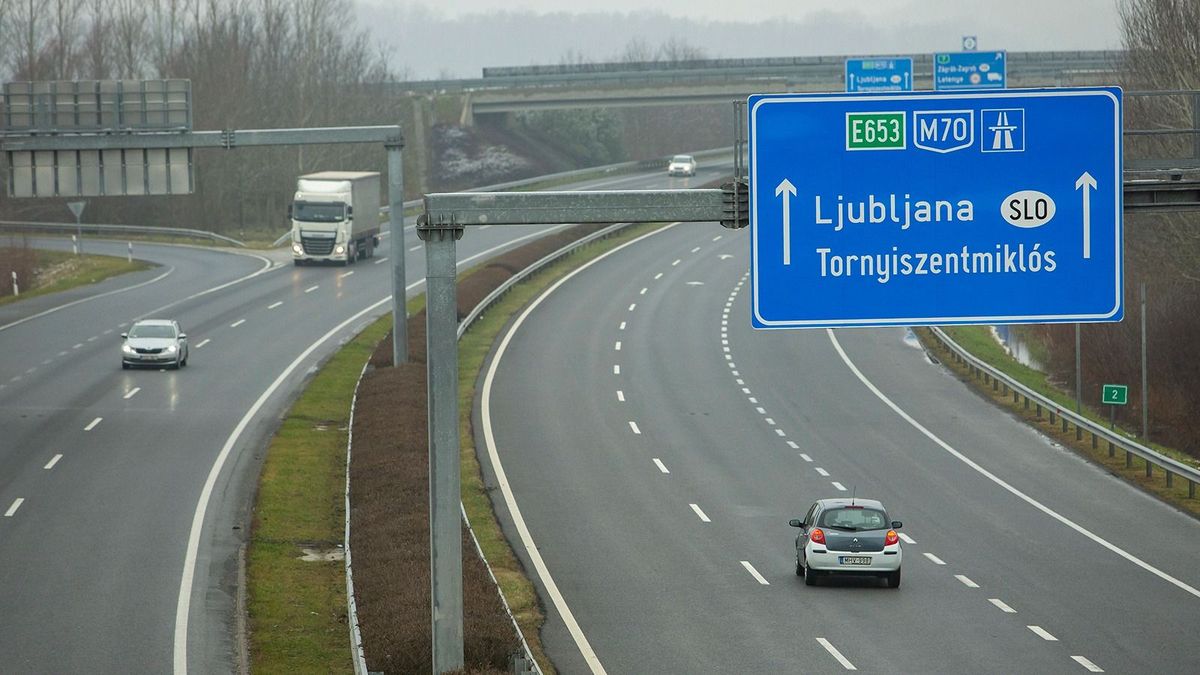 Letenye, 2019. december 13.Az M70-es gyorsforgalmi út kétszer kétsávosra bővített, Letenye és Tornyiszentmiklós-országhatár közötti szakasza Letenye közelében az átadóünnepség napján, 2019. december 13-án. A 13,7 kilométer hosszúságú útszakasz 16,7 milliárd forintos költségből újult meg.MTI/Varga GyörgyLetenye, 2019. december 13.
Az M70-es gyorsforgalmi út kétszer kétsávosra bővített, Letenye és Tornyiszentmiklós-országhatár közötti szakasza Letenye közelében az átadóünnepség napján, 2019. december 13-án. A 13,7 kilométer hosszúságú útszakasz 16,7 milliárd forintos költségből újult meg.
MTI/Varga György