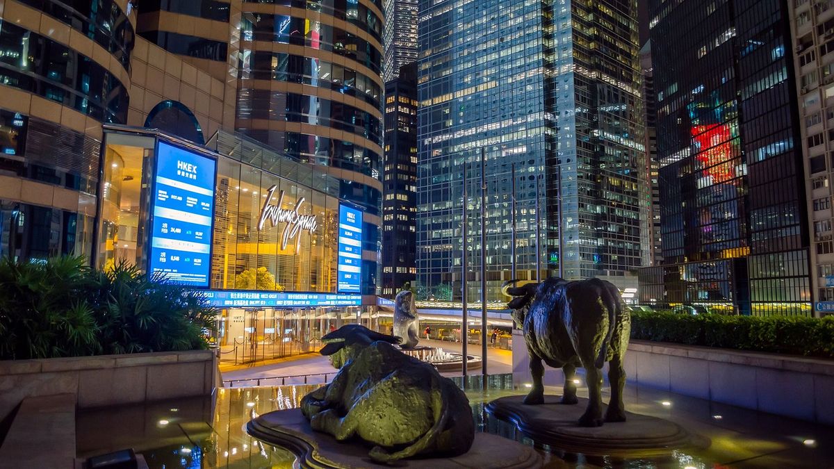 Hanyatlik a hongkongi tőzsde – aki még mozog, csak eladni akar