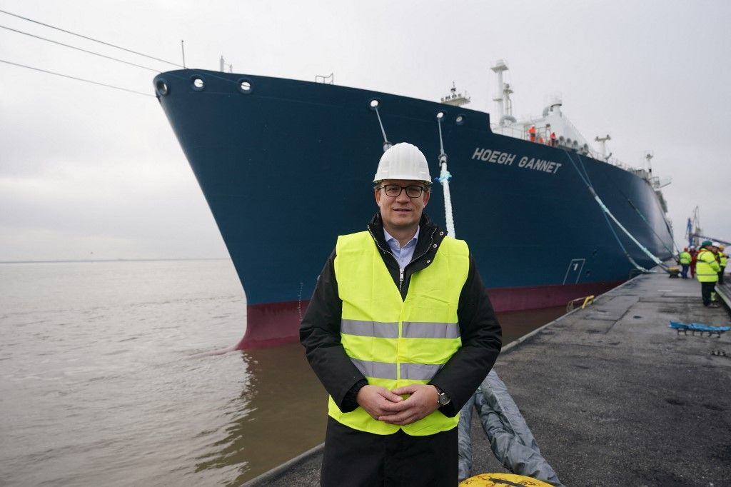 Floating LNG terminal arrived in Brunsbüttel20 January 2023, Schleswig-Holstein, Brunsbüttel: Markus Krebber, CEO of RWE AG, stands in front of the floating LNG terminal on the quay of the industrial port of Brunsbüttel. At the floating LNG terminal "Höegh Gannet", liquid natural gas is processed for transport in pipelines. Brunsbüttel is the third LNG terminal to be built alongside Wilhelmshaven and Lubmin. Photo: Marcus Brandt/dpa (Photo by MARCUS BRANDT / DPA / dpa Picture-Alliance via AFP)