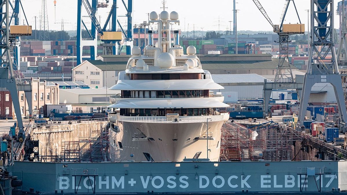09 August 2022, Hamburg: The mega-yacht "Dilbar" lies in the Blohm+Voss Dock Elbe 17 in the harbor, illuminated by the evening sun. The 156-meter-long ship is said to belong to a Russian oligarch. Photo: Markus Scholz/dpa (Photo by MARKUS SCHOLZ / DPA / dpa Picture-Alliance via AFP)