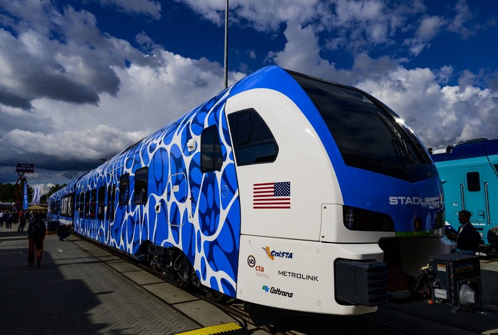 A 2022. évi Innotrans vasúti ipari szakkiállításon Berlinben, 2022. szeptember 21-én látható a svájci Stadler vasúti járműgyártó által bemutatott FLIRT H2 hidrogénvonat. A FLIRT H2-t a San Bernardino Megyei Közlekedési Hatósághoz (SBCTA) szállítják 2023 közepén
