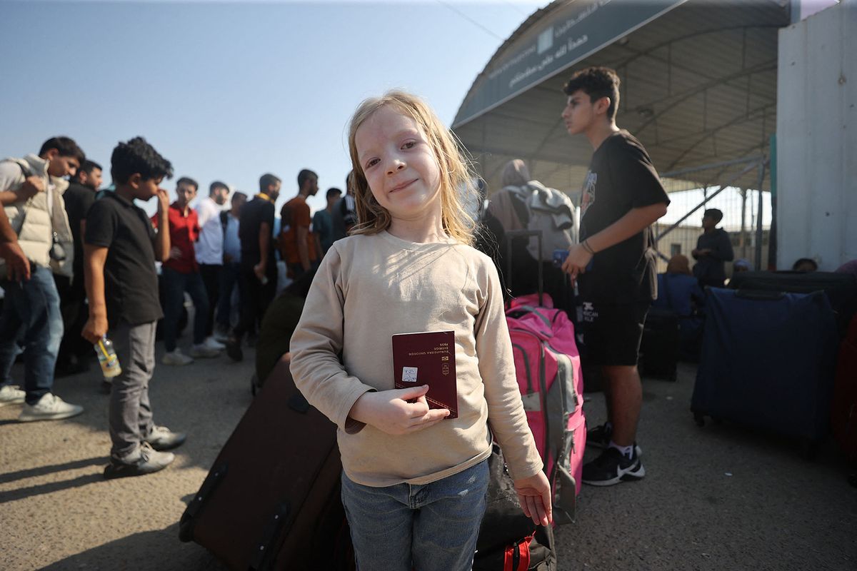 RAFAH, GAZA - OCTOBER 14: Gazans with foreign passports wait arrive the Rafah Border Gate and wait to cross into Egypt as Israel's attacks on the Gaza Strip continue on the eighth day in Rafah, Gaza on October 14, 2023. Mustafa Hassona / Anadolu (Photo by MUSTAFA HASSONA / ANADOLU / Anadolu via AFP)