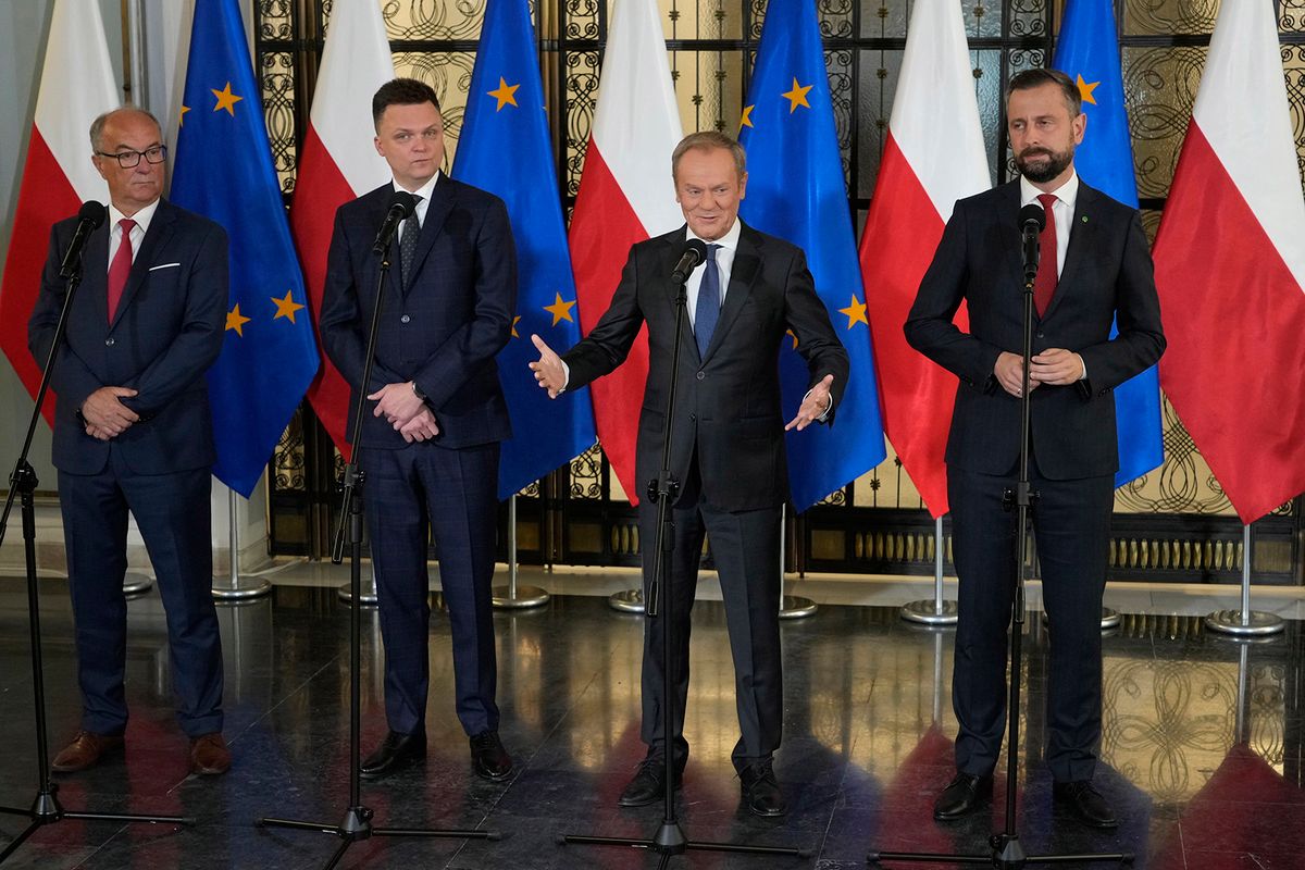 Varsó, 2023. október 24.Wlodzimierz Czarzasty, az Új Baloldal társelnöke, Szymon Holownia, a Lengyelország 2050 párt elnöke, Donald Tusk, a Civil Platform (PO) párt elnöke és Wladyslaw Kosiniak-Kamysz, a Lengyel Néppárt elnöke a négy lengyel ellenzéki párt varsói sajtóértekezletén 2023. október 24-én. Itt bejelentették, hogy az általuk vezetett, az október 15-i parlamenti választásokon többséget szerző fő ellenzéki pártok Tuskot jelölik miniszterelnöknek és készek koalícióban kormányozni Lengyelországot.MTI/AP/Czarek Sokolowski