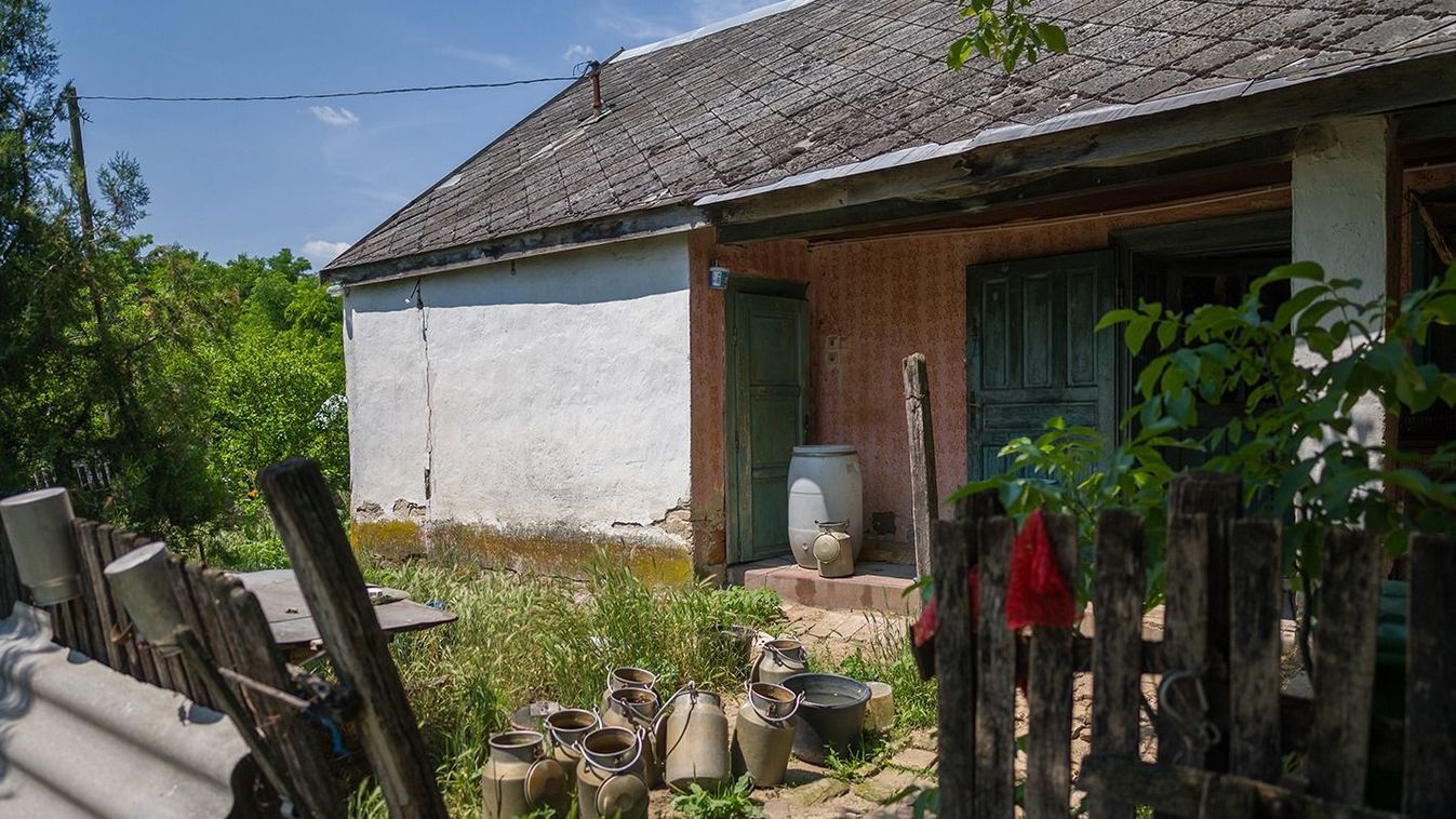 20230620 Kerekegyháza 
Búhegy dűlő  
Kerekegyházi határ  tanyavilág 
Humán Szolgáltató Központ  
gyermekjóléti szolgálat  családgondozás  jelzőrendszeres házi segítségnyújtás, támogató szolgáltatás, vidék, romos házak  

Fotó: Németh András Péter  NAP  Szabad Föld  SZF 

A képen: Szigeti Imre bácsi  tanyája 