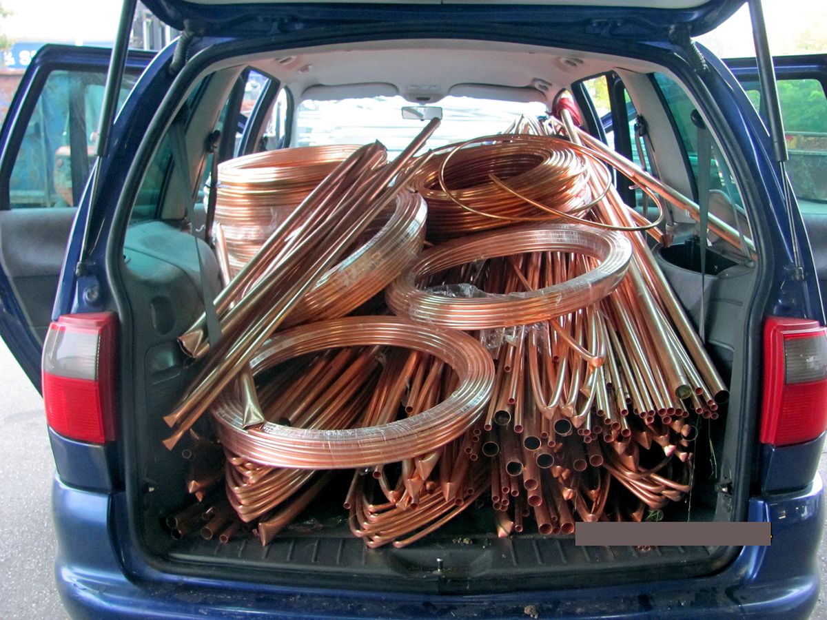 HANDOUT - The photograph made available by the police shows stolen copper tubes in a vehicle in Ingolstadt, Germany, 23 November 2016. Bavarian police forces uncovered the theft of the material which was compiled from more than 100 break-ins in Southern Bavarian electronic companies. The material has a total worth of 2,4 Million Euros.(ATTENTION EDITORS: EDITORIAL USE ONLY IN CONNECTION WITH CURRENT REPORTING/MANDATORY CREDIT: 'Polizeipräsidium Oberbayern Nord') Photo: Polizeipräsidium Oberbayern Nord/Polizeipräsidium Oberbayern Nord/dpa (Photo by Polizeipräsidium Oberbayern Nord / PolizeipräPolizeiprädpa / dpa Picture-Alliance via AFP)