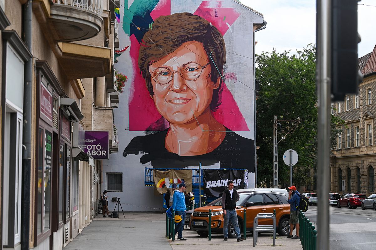 (FILES) The portrait of Hungarian-American scientist Katalin Kariko by 'The colorful city' artist group is seen on a firewall in Budapest on August 28, 2021, amid the ongoing coronavirus Covid-19 pandemic. Scientist Katalin Kariko along with US physician-scientist Drew Weissman won the 2023 Nobel Medicine Prize for mRNA vaccine research, the Nobel committee announced on October 2, 2023 in Stockholm. (Photo by Attila KISBENEDEK / AFP) / RESTRICTED TO EDITORIAL USE - MANDATORY MENTION OF THE ARTIST UPON PUBLICATION - TO ILLUSTRATE THE EVENT AS SPECIFIED IN THE CAPTION