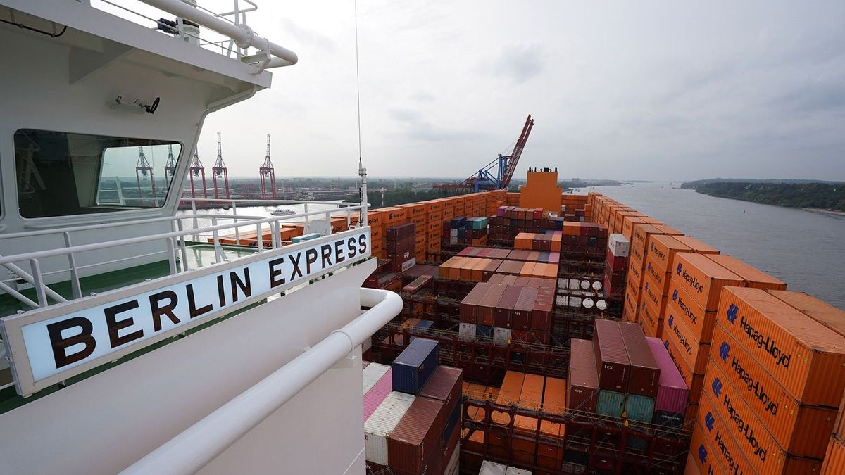 02 October 2023, Hamburg: View from the bridge over the Hapag-Lloyd containership "Berlin Express" at Burchardkai in the Port of Hamburg. At 399 meters long, 61 meters wide and with a transport capacity of 23,664 20-foot standard containers (TEU), the South Korean-built ship is the largest freighter ever to sail under the German flag, according to Hapag-Lloyd. Photo: Marcus Brandt/dpa (Photo by MARCUS BRANDT / DPA / dpa Picture-Alliance via AFP)