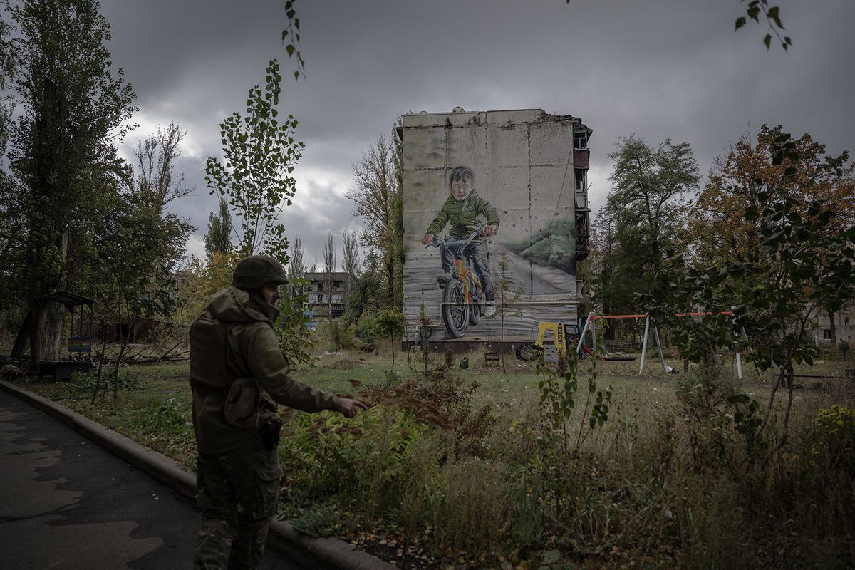 AVDIIVKA, UKRAINE - OCTOBER 17: A soldier is seen after shellings in the frontline city of Avdiivka as Russian-Ukrainian war continues in Avdiivka, Ukraine on October 17, 2023. The few remaining civilians in the town are trying to continue their lives at basement of buildings with the help of volunteers. Ozge Elif Kizil / Anadolu (Photo by Ozge Elif Kizil / ANADOLU / Anadolu via AFP)