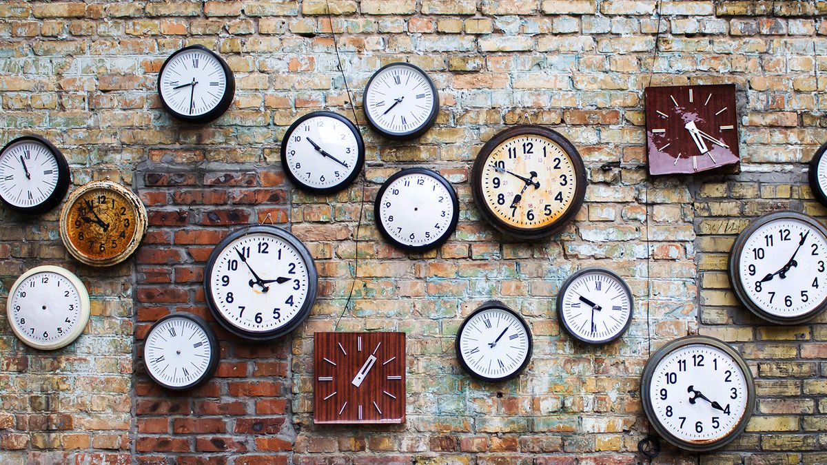Collection,Of,Vintage,Clock,Hanging,On,An,Old,Brick,Wall