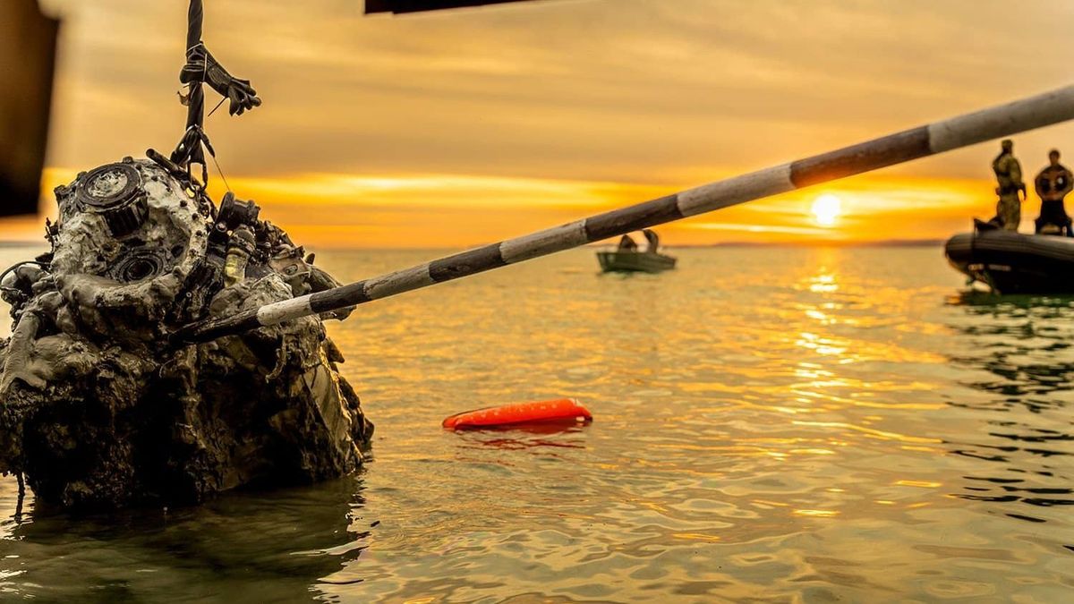 Kiemelték a második világháborús Messerschmitt vadászgépet a Balatonból