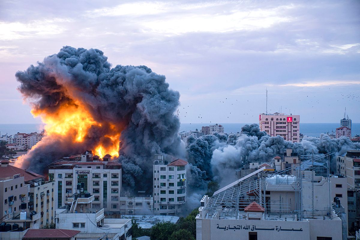 Gáza, 2023. október 7.
Izraeli ellentámadásban rakétacsapás ér egy lakóövezetet Gáza városában 2023. október 7-én. A Hamász palesztin iszlamista szervezet rakétaáradatot zúdított Izrael déli és középső részére a Gázai övezetből, és több tucat fegyverese hatolt be izraeli településekre. Legkevesebb hetven izraeli civilt gyilkoltak meg és több tucat embert túszul ejtettek, mintegy 900 sebesültet kórházban látnak el. Izrael teljes mozgósítást rendelt el.
Gáza, 2023. október 7.
Izraeli ellentámadásban rakétacsapás ér egy lakóövezetet Gáza városában 2023. október 7-én. A Hamász palesztin iszlamista szervezet rakétaáradatot zúdított Izrael déli és középső részére a Gázai övezetből, és több tucat fegyverese hatolt be izraeli településekre. Legkevesebb hetven izraeli civilt gyilkoltak meg és több tucat embert túszul ejtettek, mintegy 900 sebesültet kórházban látnak el. Izrael teljes mozgósítást rendelt el.
MTI/AP/Fatima Sbair/Fatima Sbair