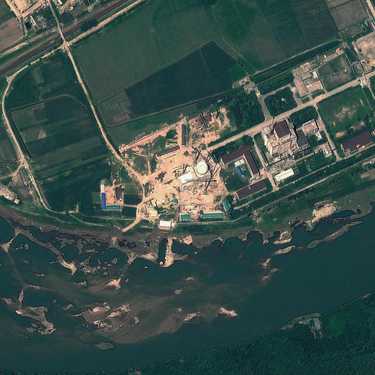 This Agust 6, 2012 satellite image provide by GeoEye on August 22, 2012 shows the Yongbyon Nuclear Scientific Research Centre in North Korea. North Korea has put a dome on a light-water reactor it is building, a key step towards completing a plant that could be used to support its nuclear weapons program.    AFP PHOTO/HANDOUT/"GeoEye Satellite Image"           = RESTRICTED TO EDITORIAL USE - MANDATORY CREDIT " AFP PHOTO / GeoEye Satellite Image " - NO MARKETING NO ADVERTISING CAMPAIGNS - DISTRIBUTED AS A SERVICE TO CLIENTS = (Photo by HO / GeoEye Satellite Image / AFP)