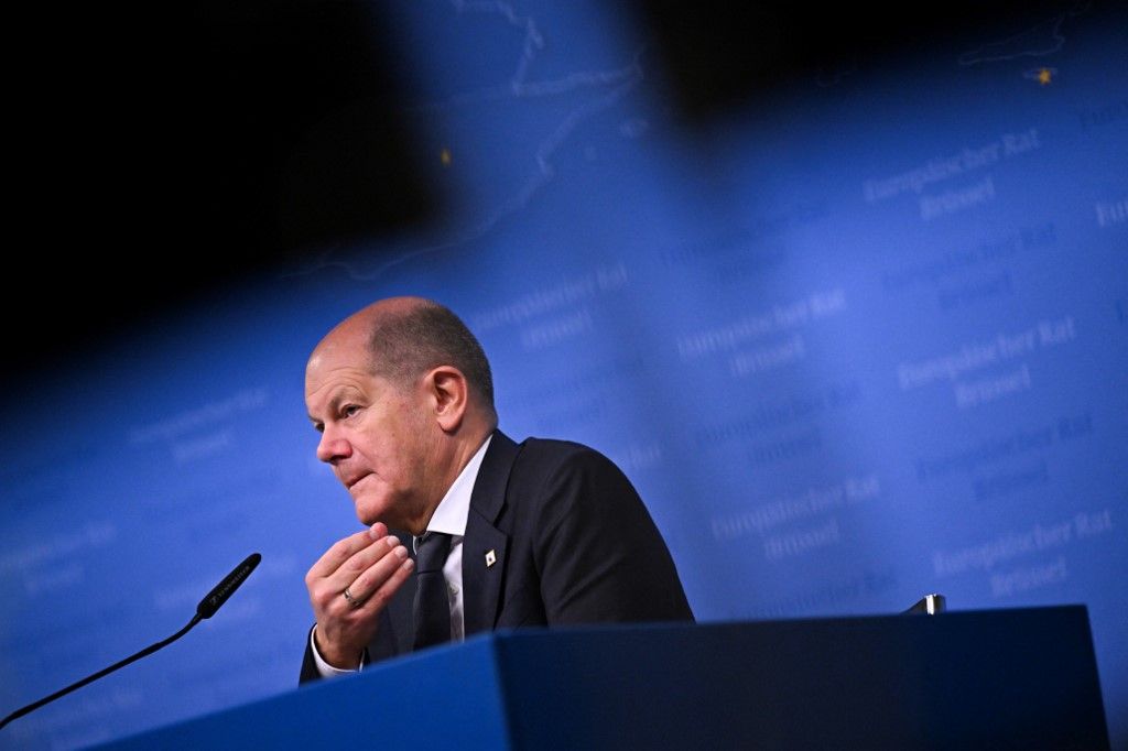 Germany's Chancellor Olaf Scholz speaks during a press conference at the end of a European Union summit, at the EU headquarters in Brussels, on October 27, 2023. EU leaders meeting in Brussels discussed bolstering support for Ukraine, as they strived to focus on helping that country against Russia's invasion even as Middle East turmoil steals global attention. (Photo by JOHN THYS / AFP), 
Hatalmas bajban van Olaf Scholz kormánya és a német gazdaság.
