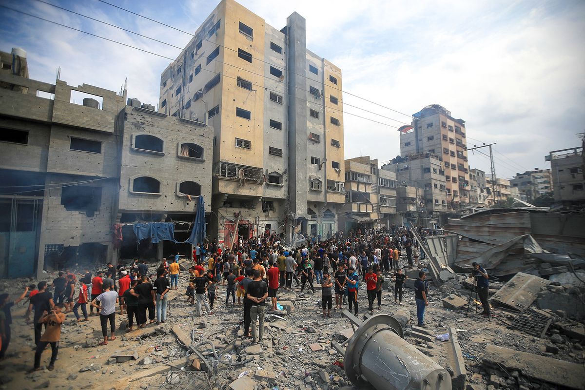 10/09/2023 Gaza, Palestine. Palestinians search for injured people and bodies under the ruins after Israeli airstrikes hit Gaza on October 9, 2023. (Photo by Mohamed Zaanoun / Middle East Images / Middle East Images via AFP)