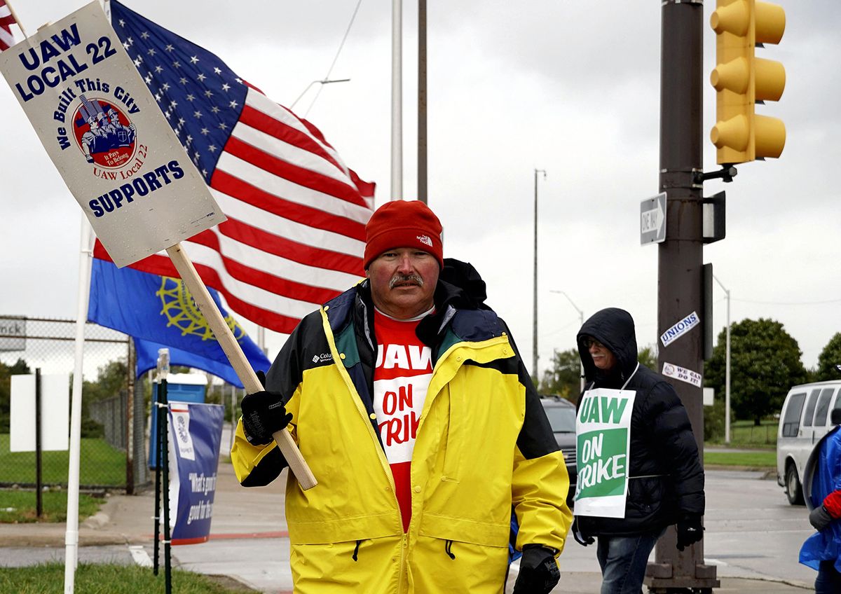 UWA to deal with GMMembers of United Automobile Workers, UAW, appeal their strike in front of the GM factory in Detroit, America on Oct. 16, 2019. UWA reached a tentative deal with GM on the same day after a month of strike. ( The Yomiuri Shimbun ) (Photo by Yasuaki Kobayashi / Yomiuri / The Yomiuri Shimbun via AFP)