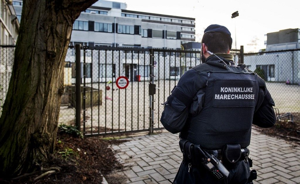 A member of the Royal Netherlands Marechaussee stands guard outside the Cheider school, Netherlands' only Orthodox Jewish school in Amsterdam on January 16, 2015. Belgian police arrested 13 people during a dozen raids overnight, smashing plot to kill police officers "in public roads and in police stations", prosecutors said today. Two Islamist suspects were shot dead during a gun battle after one of the police raids in the eastern town of Verviers on January 15. AFP PHOTO / ANP / KOEN VAN WEEL ***NETHERLANDS OUT - BELGIUM OUT*** (Photo by Koen van Weel / ANP / AFP)