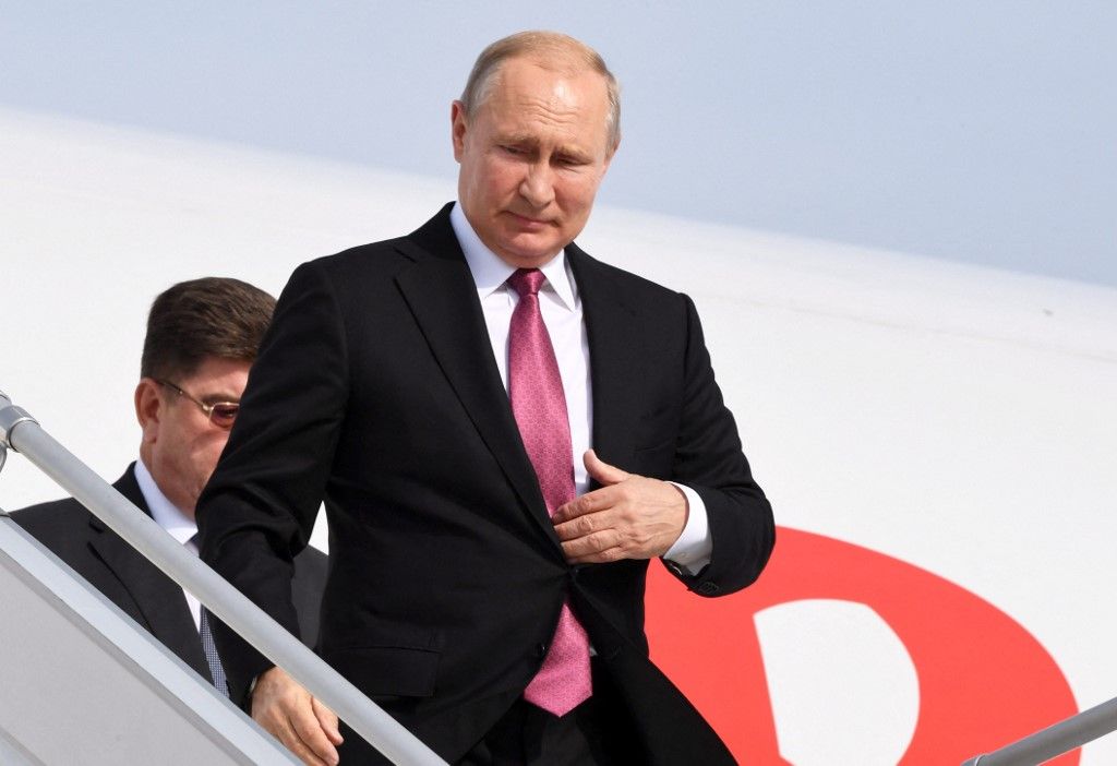 Russian President Vladimir Putin disembarks his plane after arriving at the Helsinki-Vantaa Airport in Vantaa, Finland on August 21, 2019. (Photo by Jussi Nukari / Lehtikuva / AFP) / Finland OUT