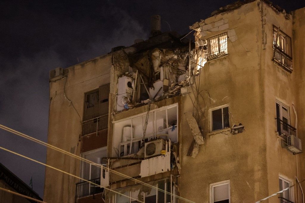 A building in Tel Aviv is damaged by a rocket fired by Palestinian militants from the Gaza Strip on October 7, 2023. Palestinian militant group Hamas launched a surprise large-scale attack against Israel on October 7, firing thousands of rockets from Gaza and sending fighters to kill or abduct people as Israel retaliated with devastating air strikes. (Photo by JACK GUEZ / AFP)