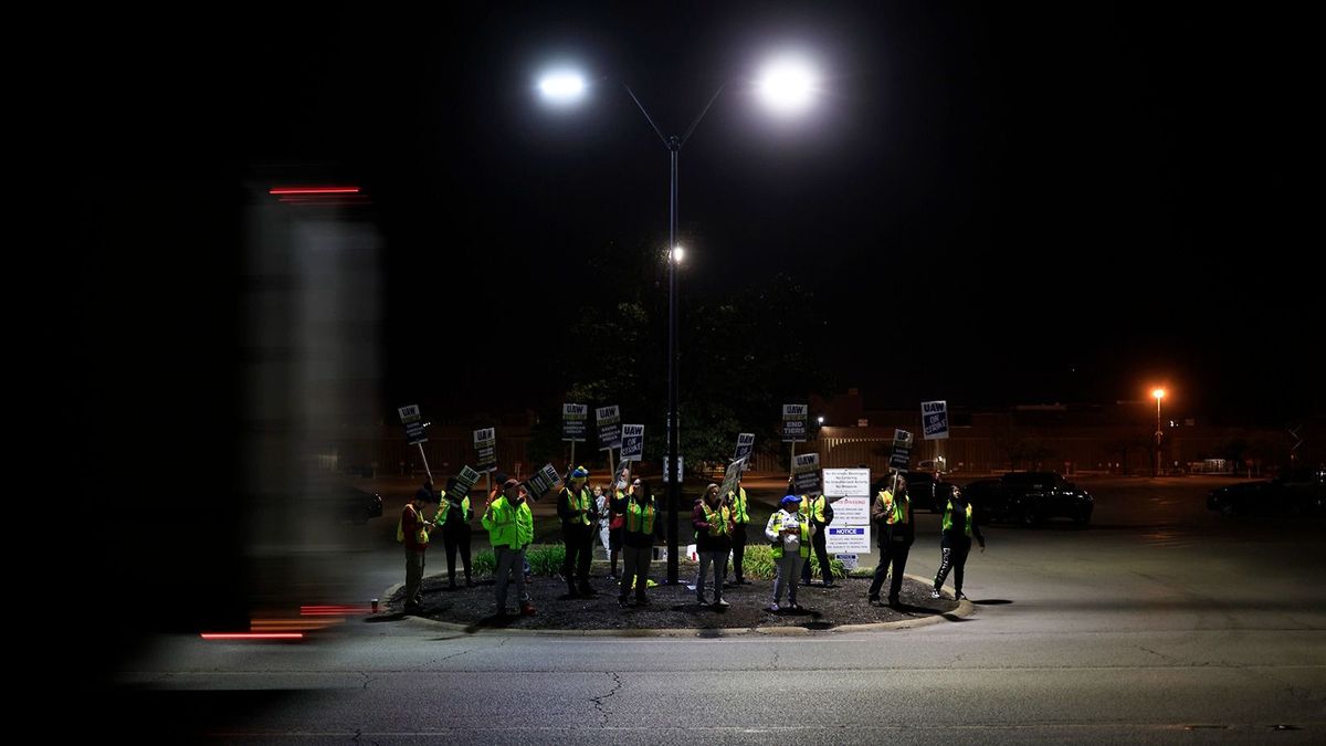 Több amerikai támogatja a sztrájkoló munkásokat, mint az autógyárakat