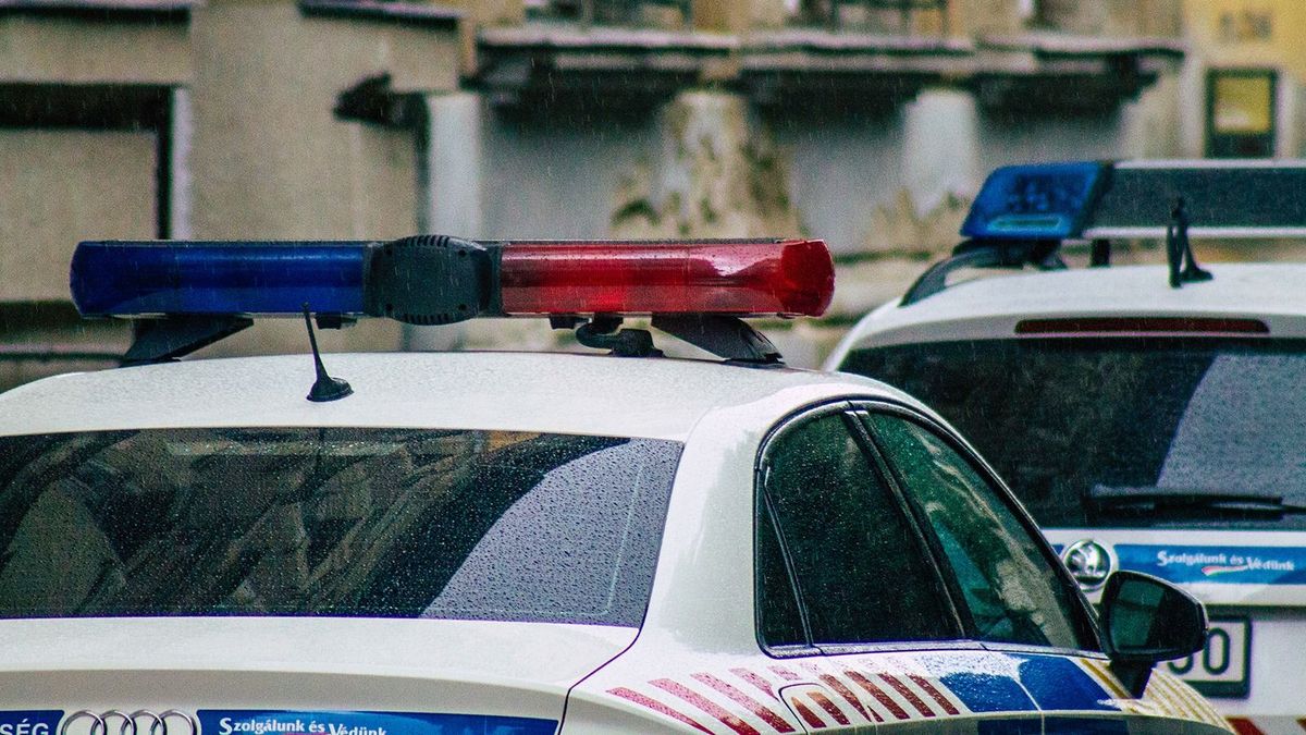 Halálos baleset történt egy iskola előtt, villanyoszlop dőlt egy iskolás fiúra