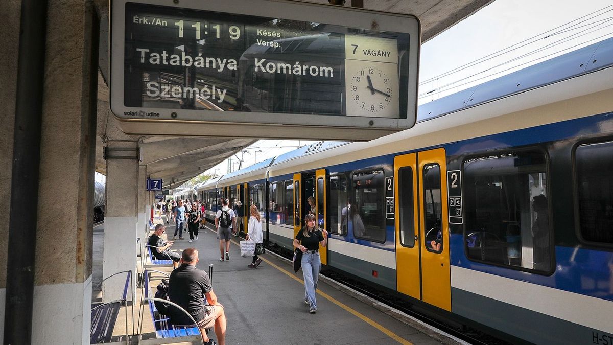 Okostelefonokról is elérhetővé váltak a vasútállomások kijelzőinek adatai